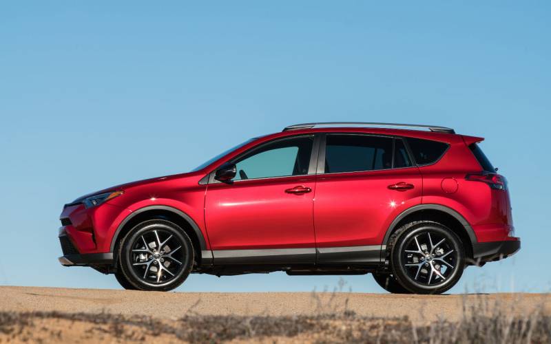 Comparison - Volvo XC40 Recharge EV 2021 - vs - Toyota RAV4 Hybrid ...